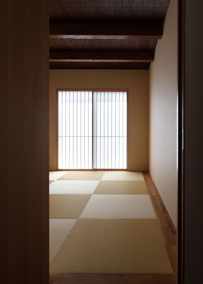 Modern inredning av ett litet allrum, med ett spelrum, beige väggar, tatamigolv, en fristående TV och beiget golv