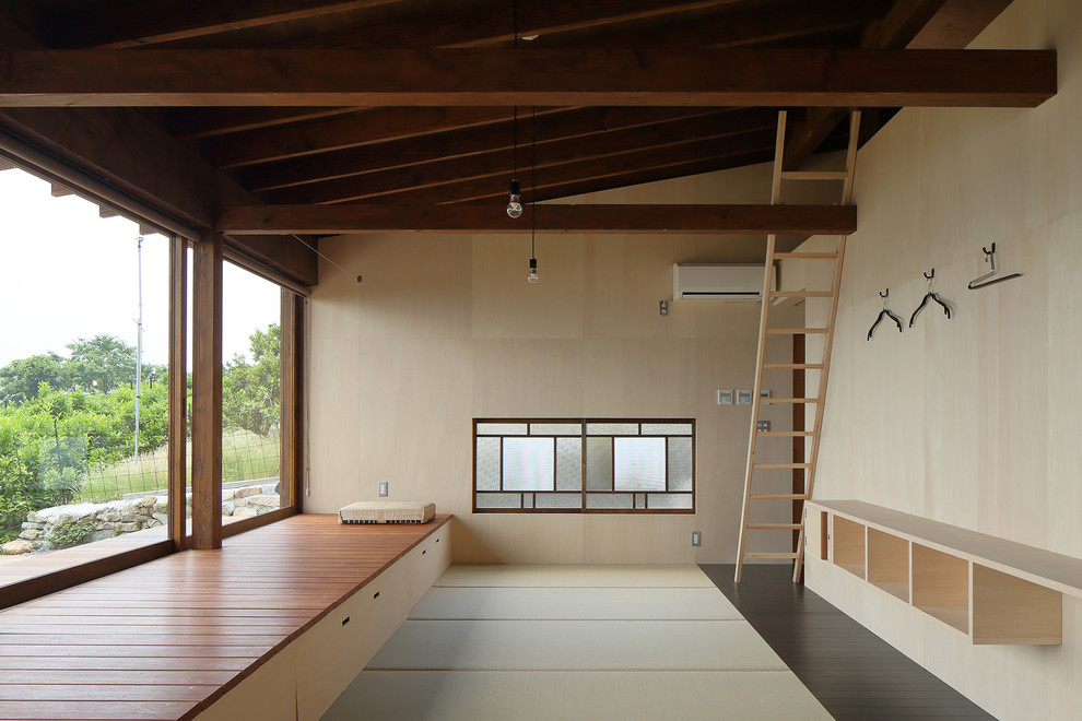 Idee per un soggiorno etnico chiuso con pareti beige e pavimento multicolore