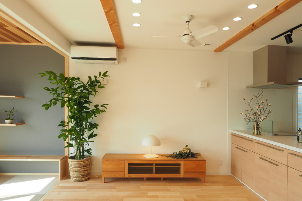 Réalisation d'une salle de séjour minimaliste de taille moyenne avec un mur blanc, parquet clair, un téléviseur indépendant, un sol beige, un plafond en papier peint et du papier peint.