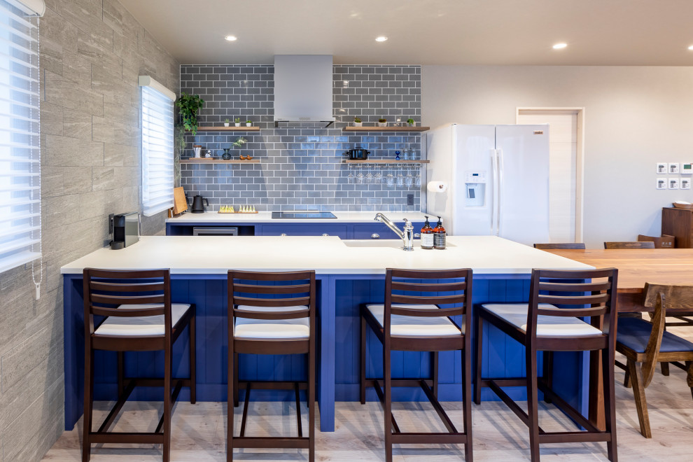 Свежая идея для дизайна: кухня в стиле кантри с полом из фанеры, серым полом и потолком с обоями - отличное фото интерьера