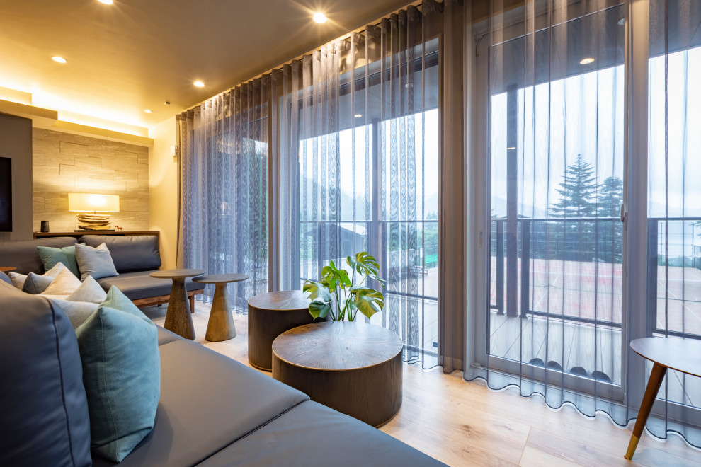 Modelo de sala de estar campestre con paredes grises, suelo de contrachapado, pared multimedia, suelo gris, papel pintado y panelado