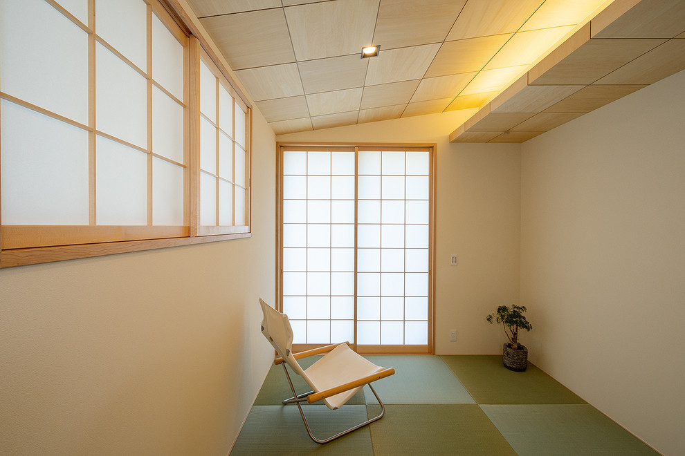 Esempio di un soggiorno nordico di medie dimensioni e chiuso con pareti bianche, pavimento in tatami, pavimento verde, nessun camino, nessuna TV, soffitto in legno e carta da parati