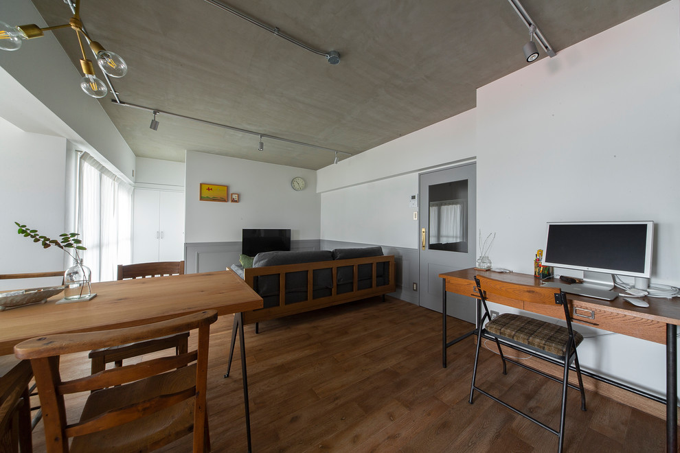 Esempio di una piccola sala da pranzo minimalista con pareti bianche, pavimento in legno massello medio, nessun camino e pavimento marrone