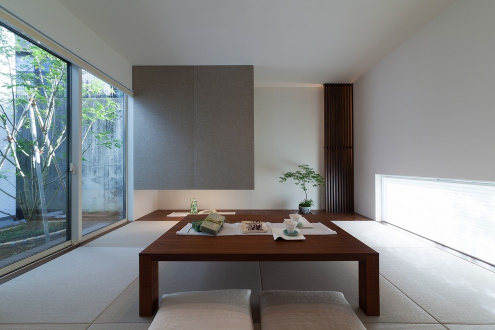 Ispirazione per una sala da pranzo con pareti bianche, pavimento in tatami e pavimento verde