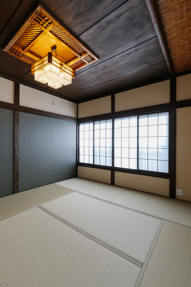 Inspiration för ett allrum, med beige väggar och tatamigolv