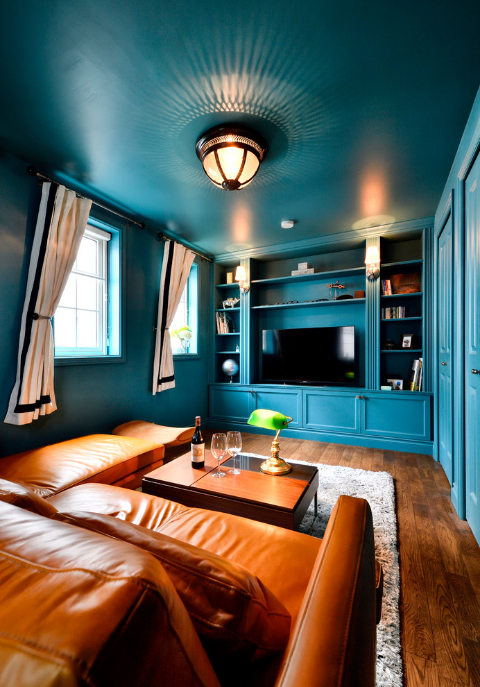 Свежая идея для дизайна: изолированная гостиная комната в стиле неоклассика (современная классика) с темным паркетным полом, коричневым полом, синими стенами и отдельно стоящим телевизором - отличное фото интерьера