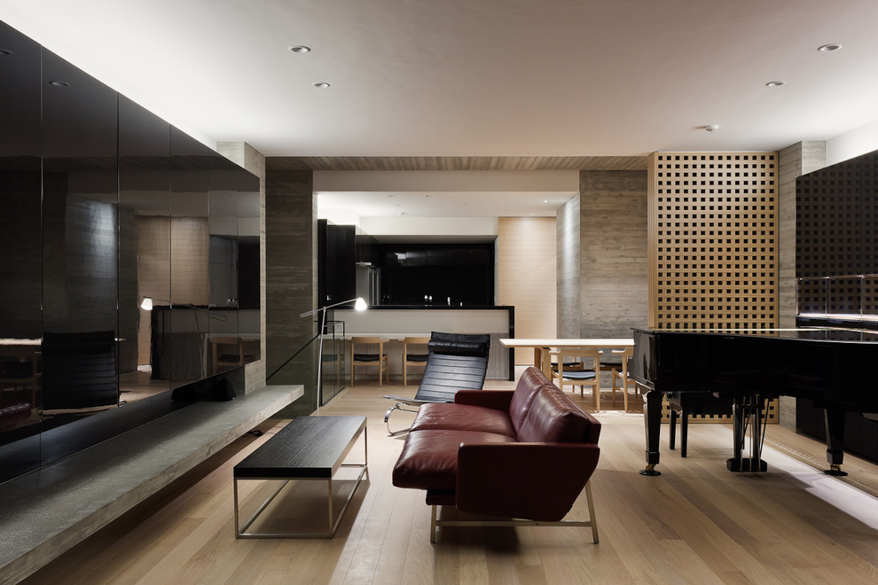 Свежая идея для дизайна: гостиная комната в современном стиле с серыми стенами, светлым паркетным полом, бежевым полом и коричневым диваном - отличное фото интерьера