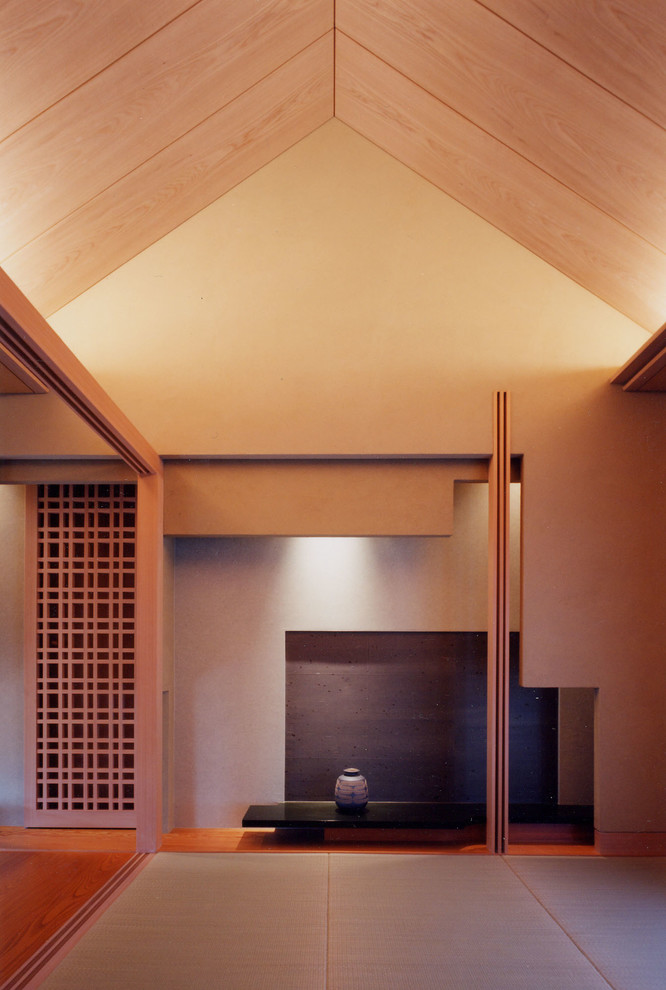 Aménagement d'une salle de séjour avec un mur beige, un sol de tatami, aucune cheminée et aucun téléviseur.