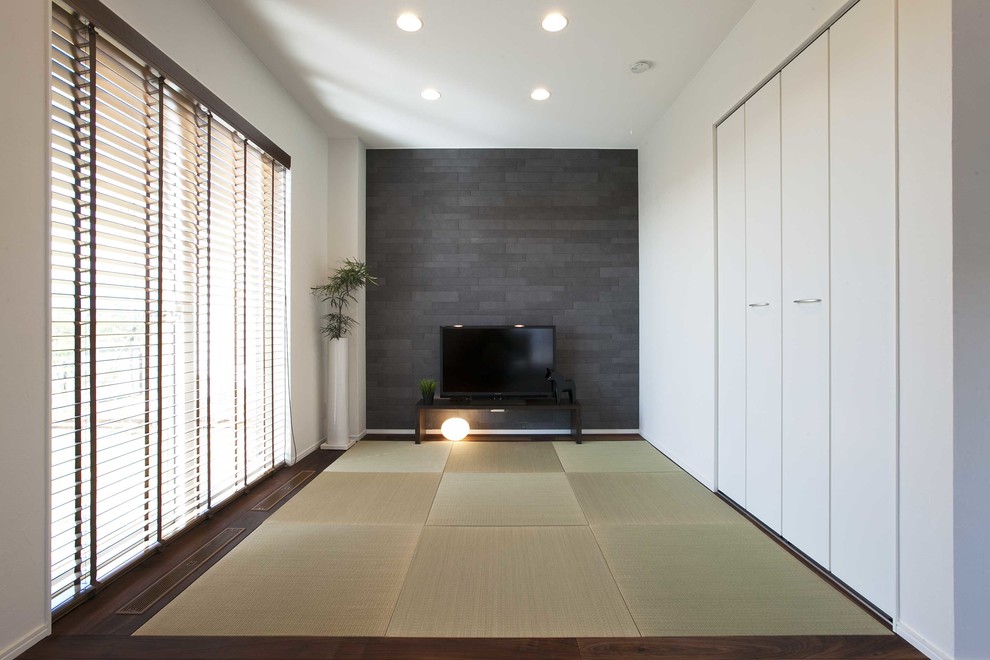 Aménagement d'une salle de séjour asiatique fermée et de taille moyenne avec un mur multicolore, un sol de tatami, un téléviseur indépendant, un sol vert et aucune cheminée.