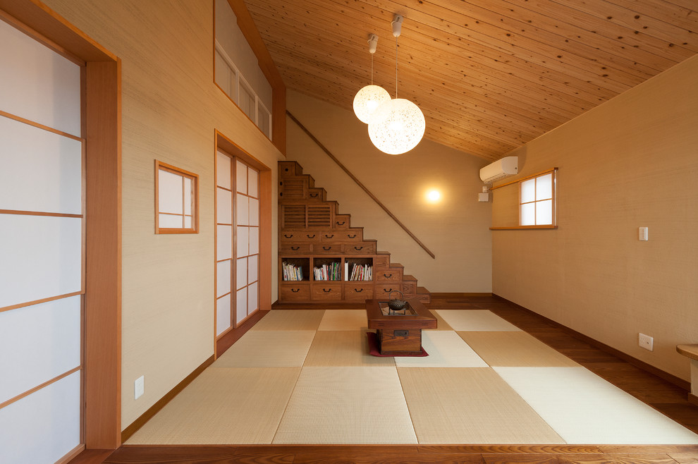 京都にある和モダンなおしゃれなファミリールーム (ベージュの壁、畳、和モダンな壁紙) の写真