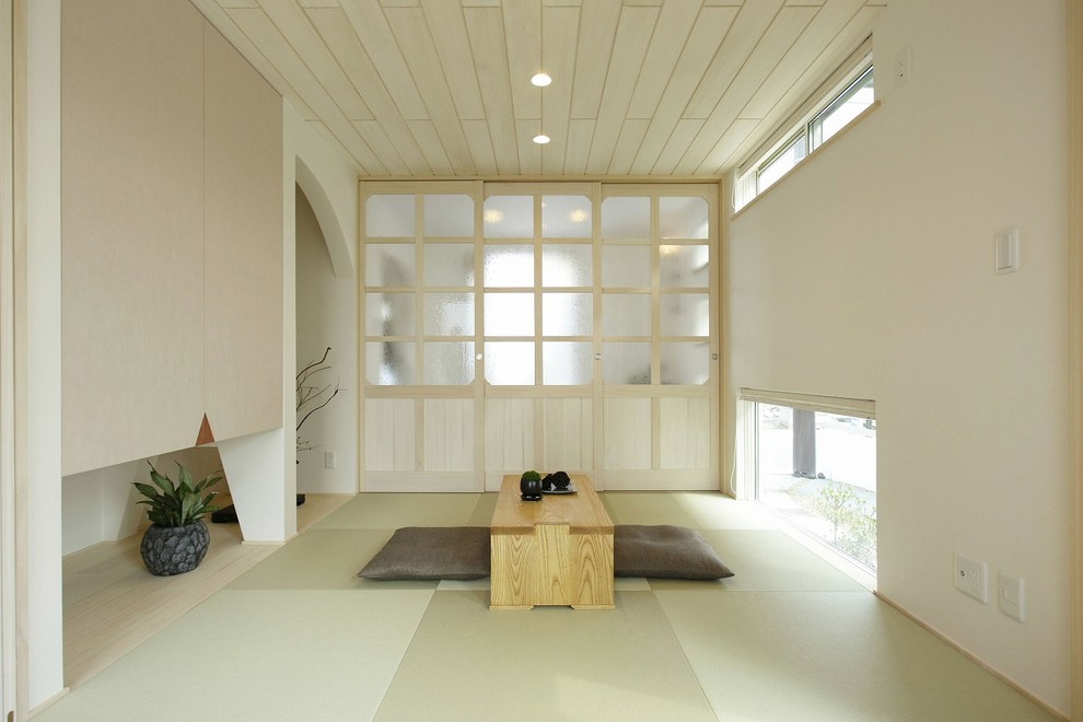 他の地域にある和風のおしゃれなファミリールーム (白い壁、畳、緑の床) の写真