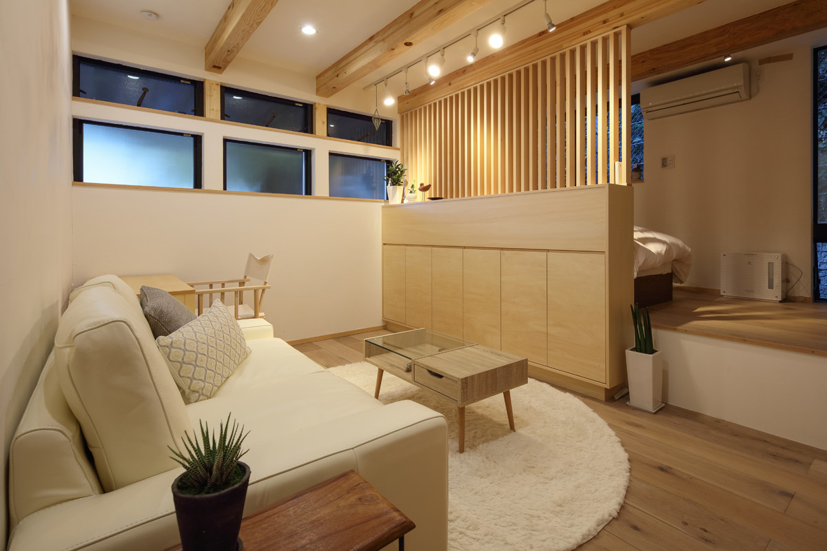 東京23区にあるアジアンスタイルのおしゃれなファミリールーム (白い壁、無垢フローリング、茶色い床) の写真