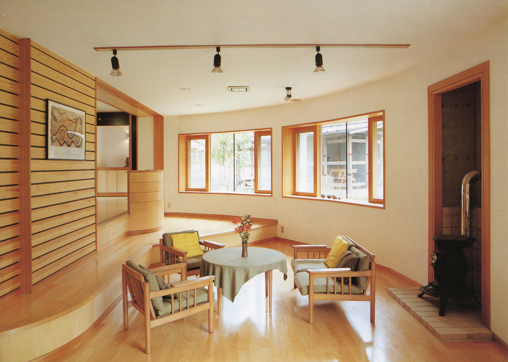 Idee per un soggiorno minimalista con pareti multicolore, parquet chiaro e pavimento marrone