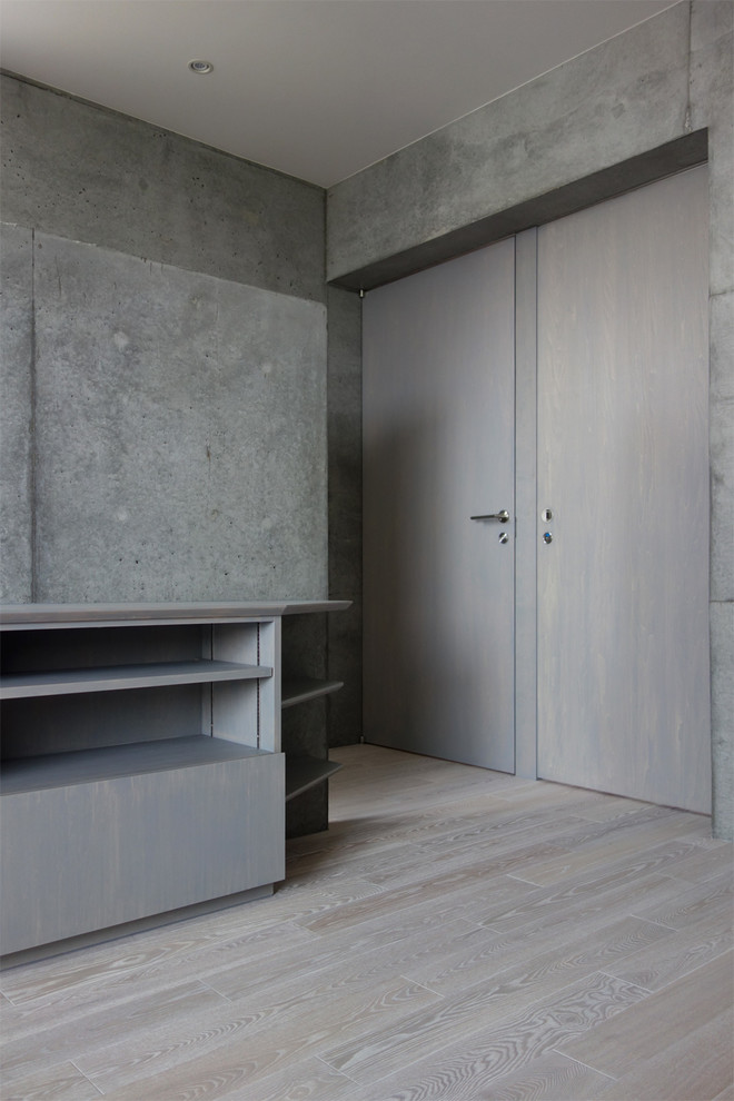 Идея дизайна: открытая гостиная комната в стиле модернизм с серыми стенами, светлым паркетным полом, отдельно стоящим телевизором и белым полом