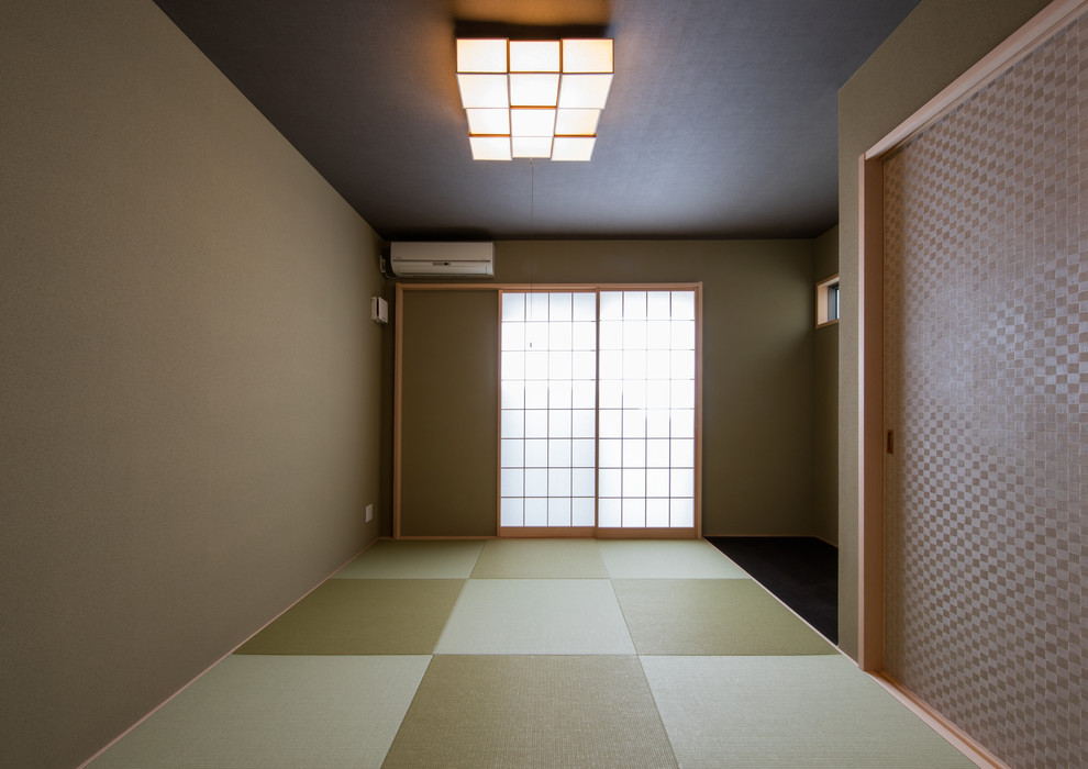 東京23区にある小さな和風のおしゃれな独立型ファミリールーム (ベージュの壁、畳、緑の床) の写真