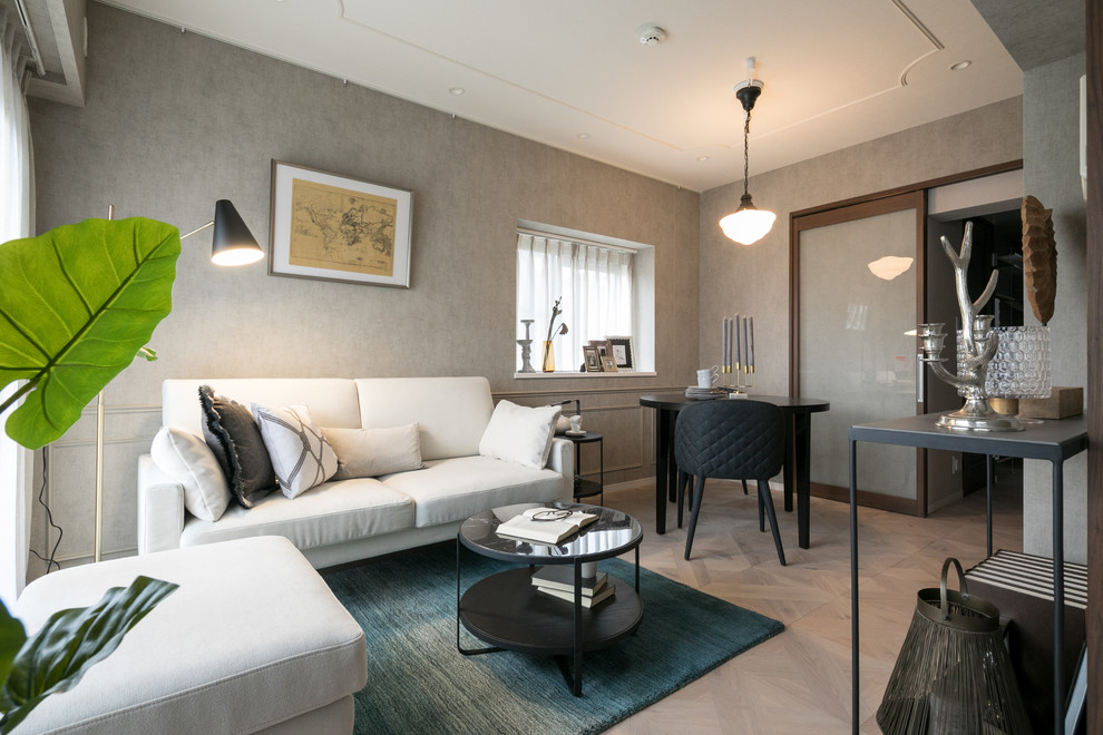 Imagen de sala de estar moderna con paredes grises, suelo de madera pintada y suelo gris