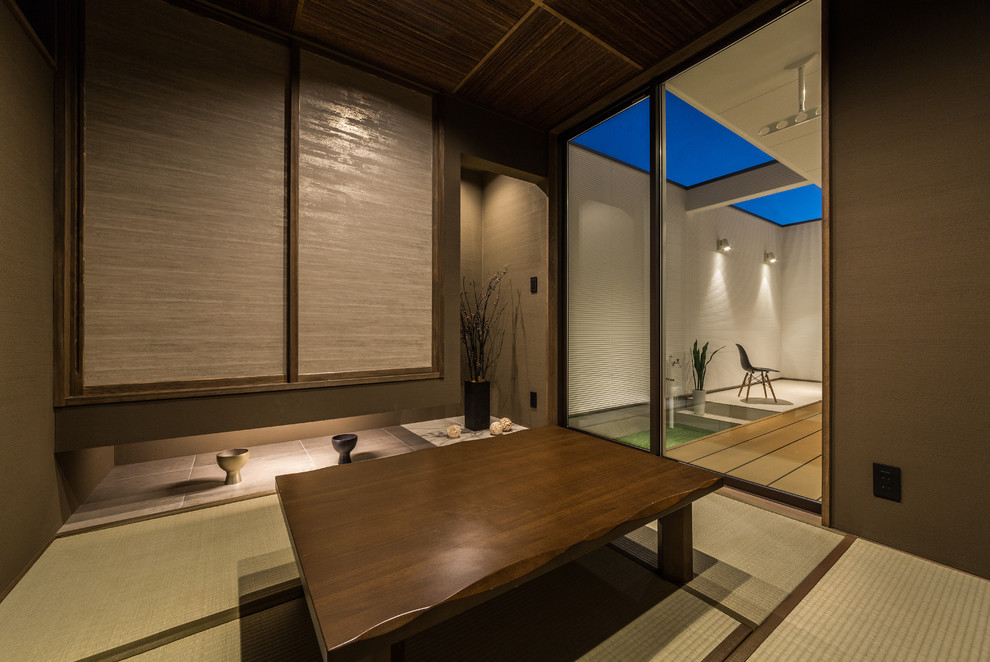 Ispirazione per un soggiorno etnico con pareti grigie e pavimento in tatami
