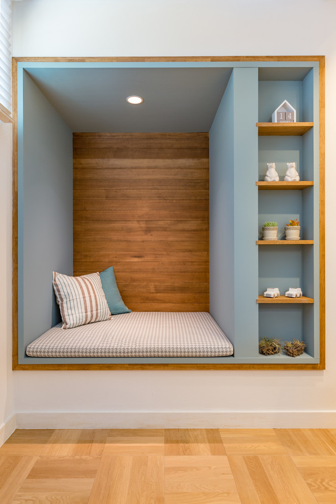Immagine di un soggiorno contemporaneo con pareti blu, parquet chiaro e pavimento marrone
