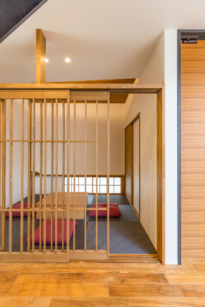 Imagen de sala de estar de estilo zen con paredes blancas y suelo gris