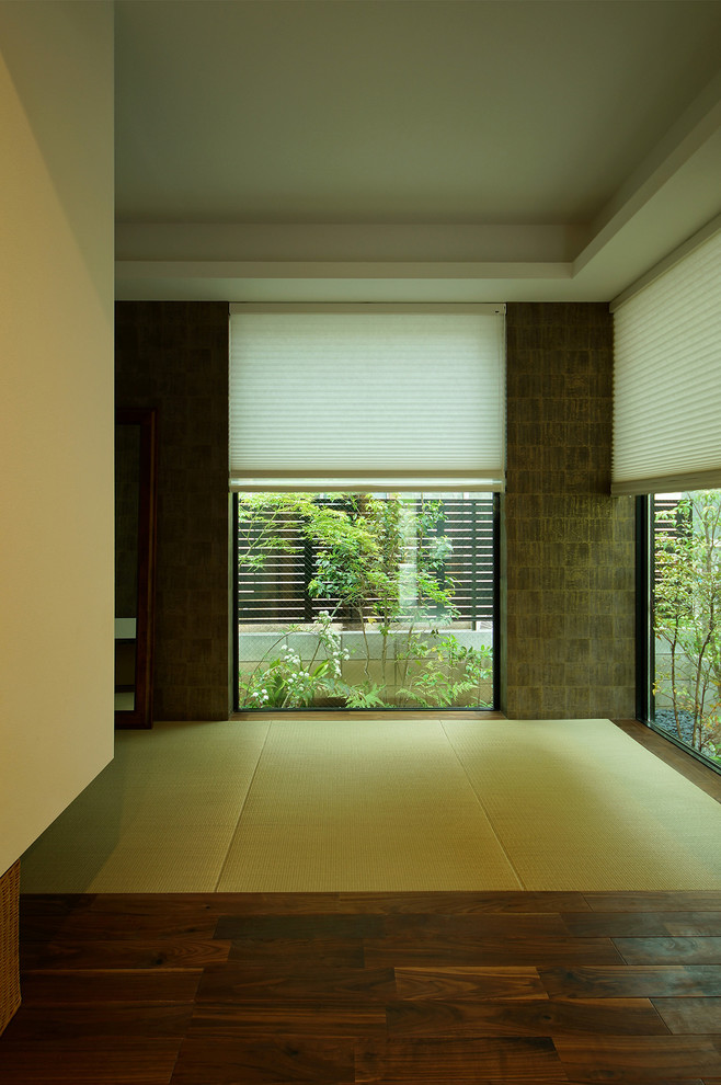 Idée de décoration pour une petite salle de séjour asiatique fermée avec un mur beige, aucune cheminée et aucun téléviseur.
