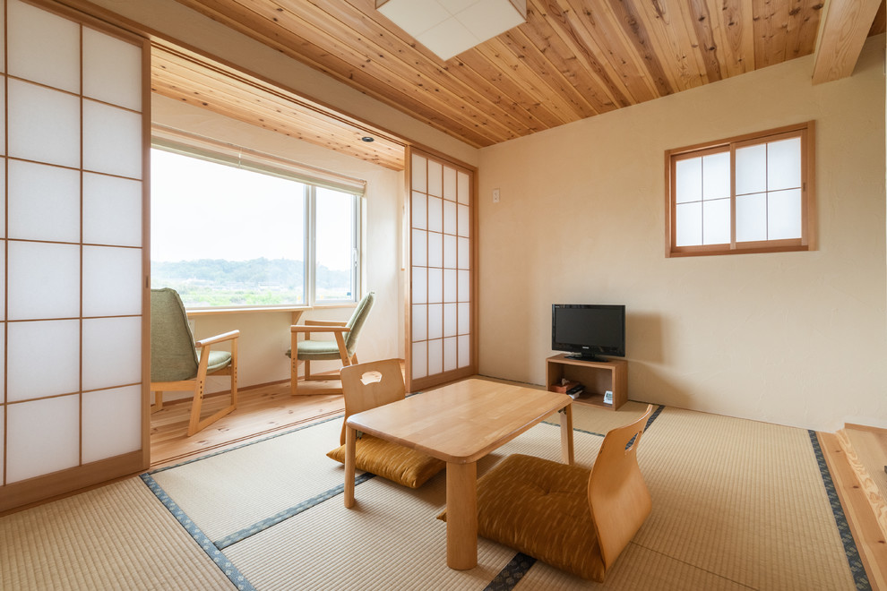 Réalisation d'une salle de séjour asiatique fermée avec un sol de tatami et un téléviseur indépendant.