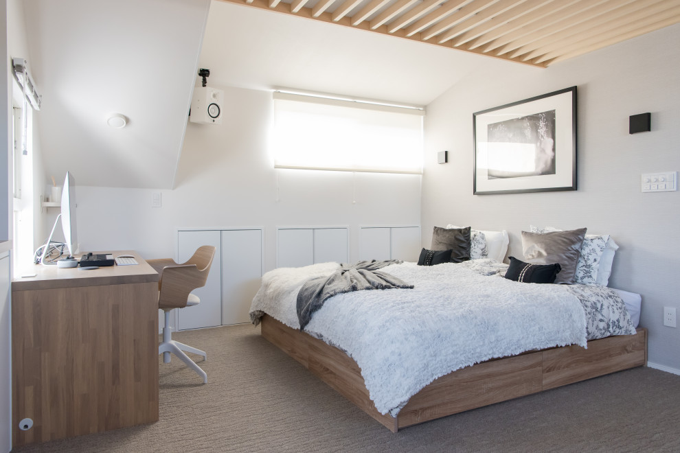 Стильный дизайн: маленькая открытая гостиная комната в современном стиле с телевизором на стене для на участке и в саду - последний тренд