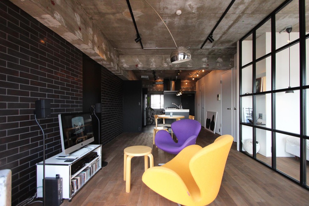 Fernseherloses, Offenes Industrial Wohnzimmer mit bunten Wänden, Marmorboden und grauem Boden in Tokio