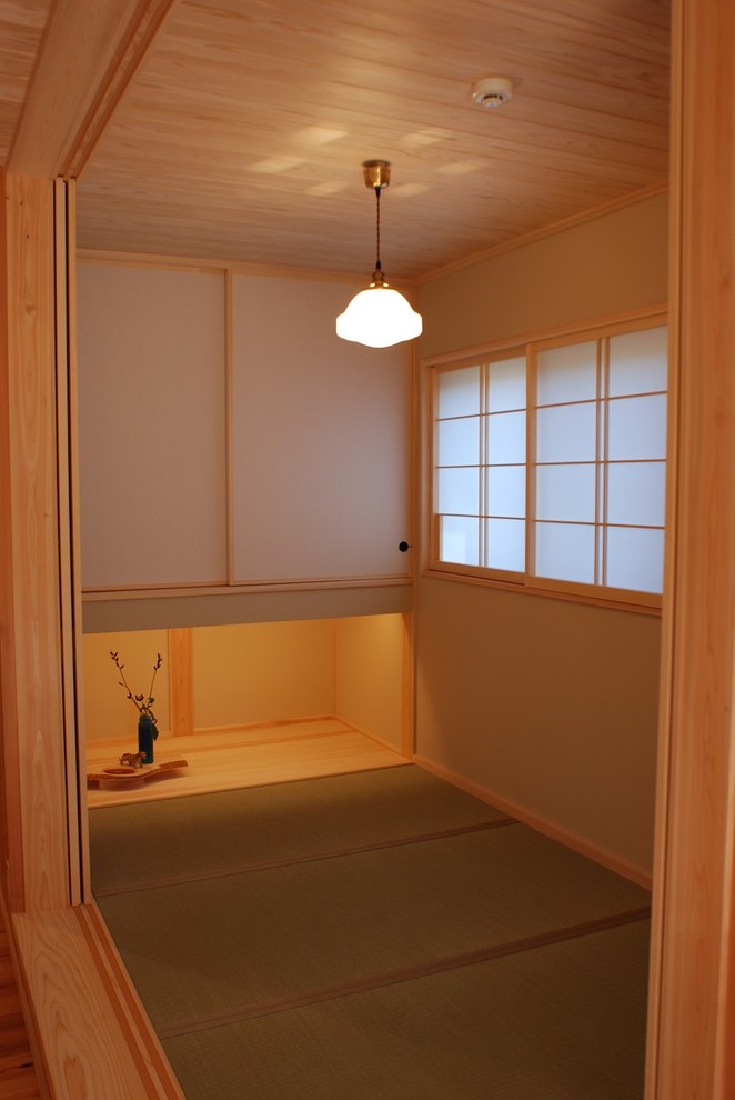 Esempio di un soggiorno etnico con pareti beige, nessuna TV e pavimento in tatami