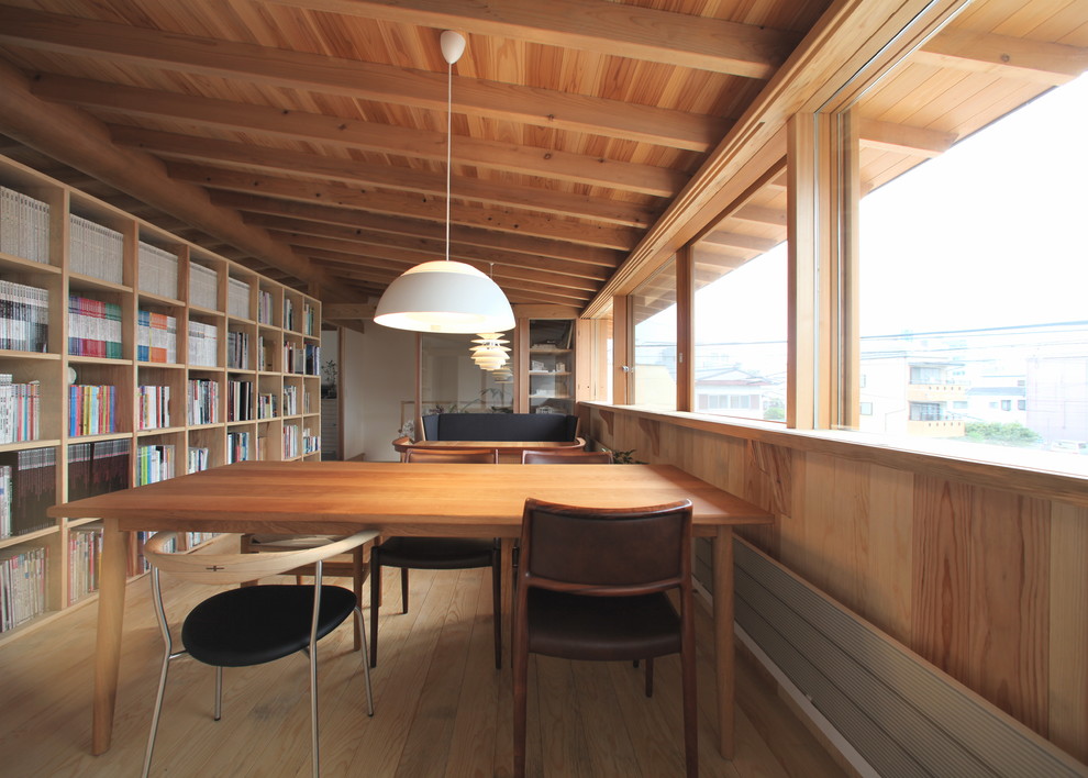 Modelo de sala de estar de estilo zen con suelo de madera clara y suelo beige