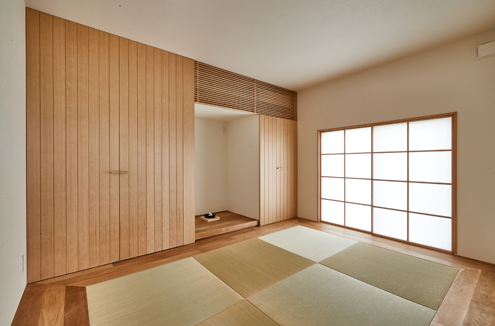 Modelo de sala de estar asiática con paredes blancas, tatami y suelo verde