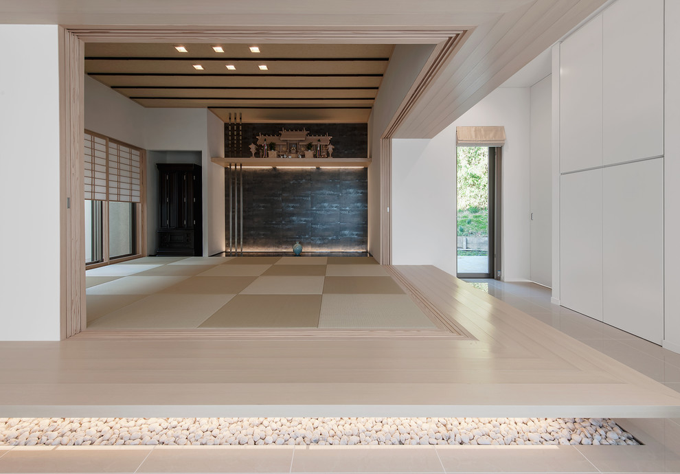 アジアンスタイルのおしゃれなファミリールーム (白い壁、ベージュの床) の写真