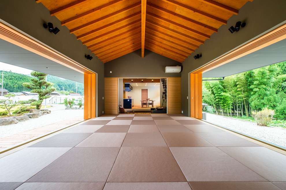 Aménagement d'une salle de séjour moderne avec un mur vert, un sol de tatami, aucun téléviseur et un sol rose.