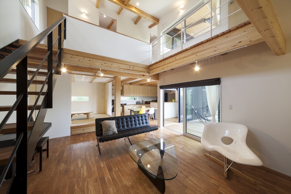 Idee per un soggiorno moderno con pareti bianche e pavimento marrone