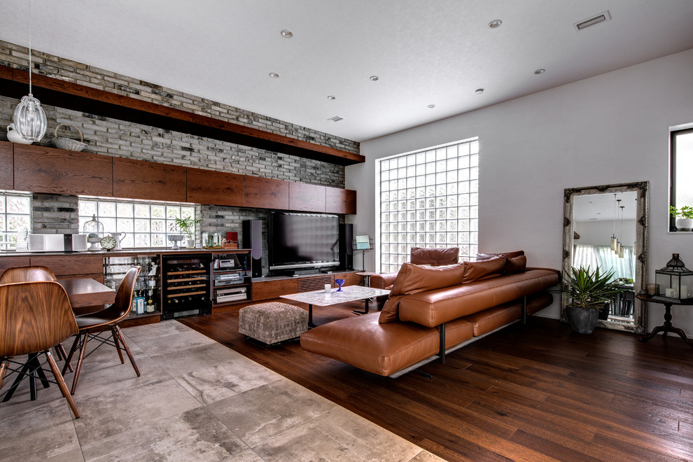 Modelo de sala de estar abierta actual grande con paredes blancas y suelo multicolor