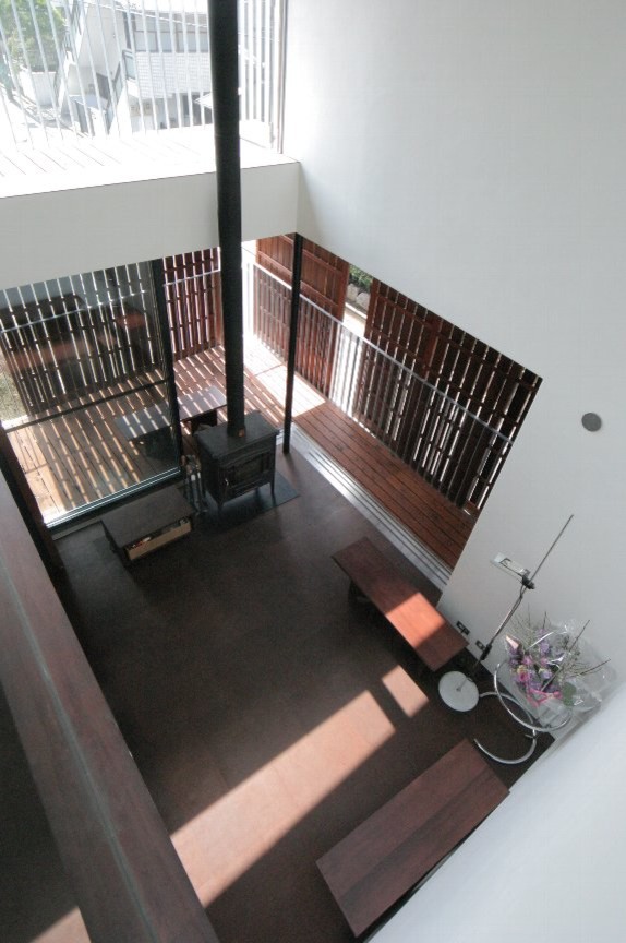 Idee per un soggiorno moderno di medie dimensioni con pareti bianche, pavimento in sughero, stufa a legna e pavimento marrone