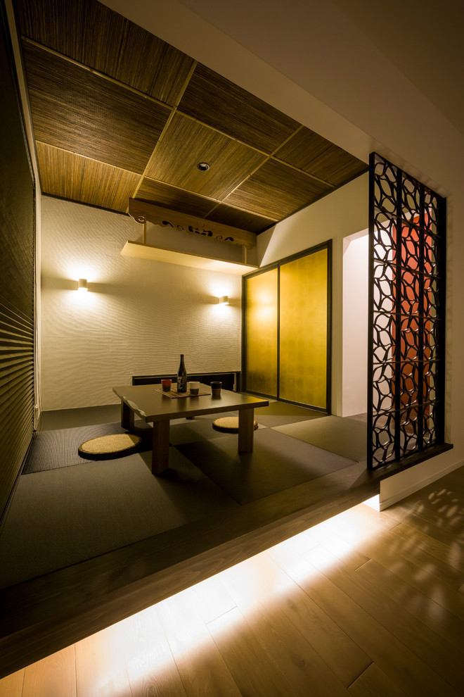 Diseño de sala de estar cerrada moderna con paredes blancas, tatami y suelo gris