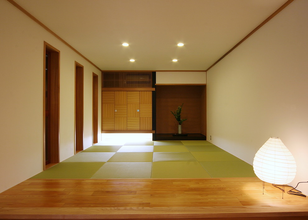 Diseño de sala de estar de estilo zen con paredes blancas, tatami y suelo blanco