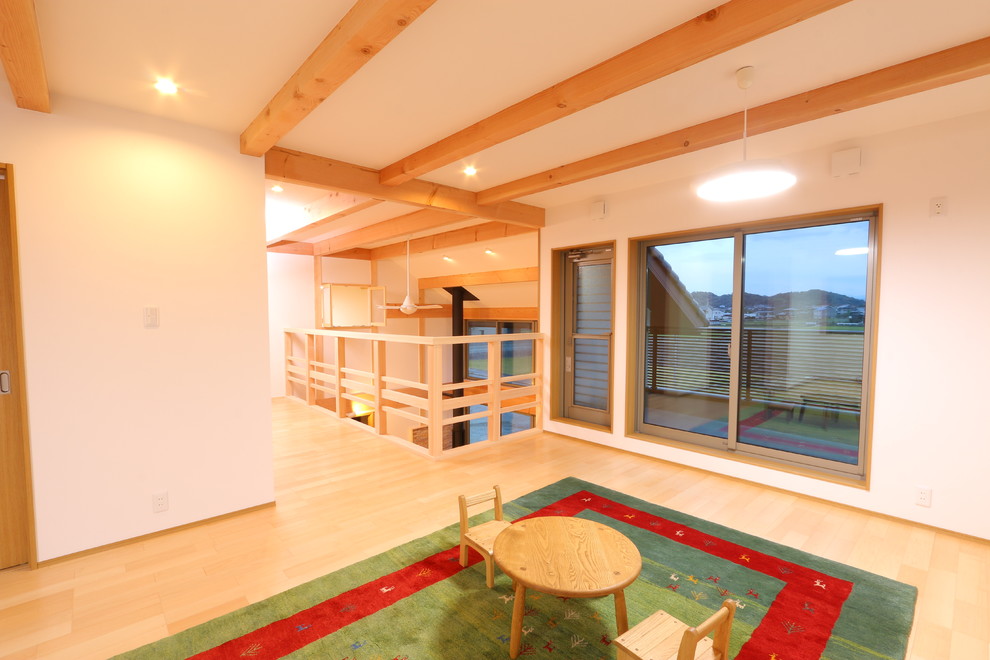 Diseño de sala de estar nórdica con paredes blancas, suelo de contrachapado y suelo beige