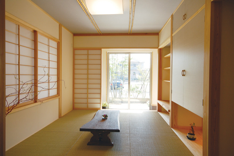Exempel på ett litet asiatiskt avskilt allrum, med tatamigolv, en fristående TV och beiget golv