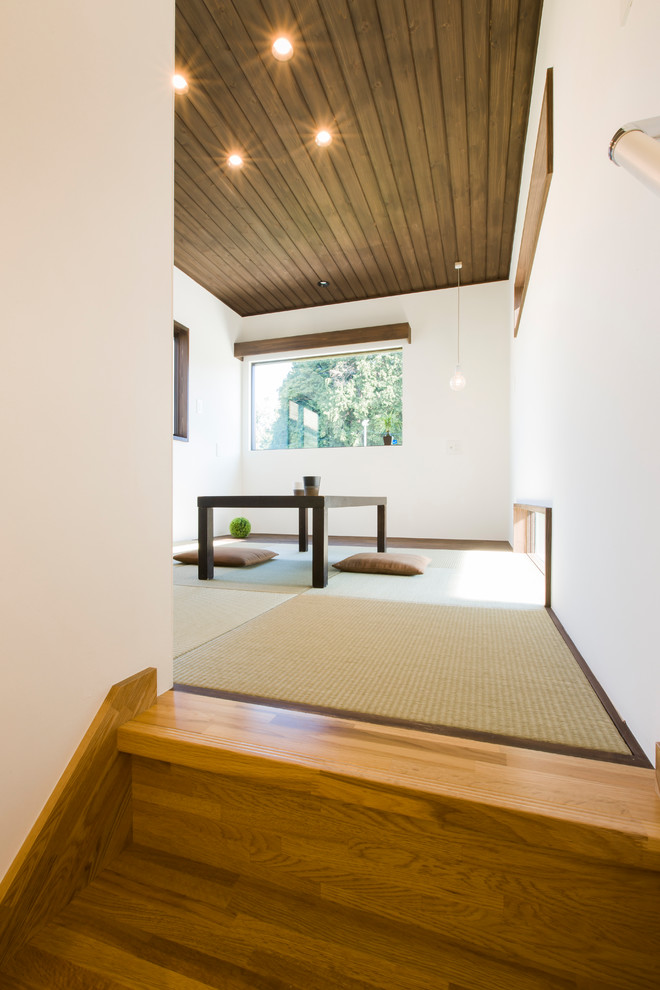 Стильный дизайн: изолированная гостиная комната в стиле рустика с белыми стенами, татами и зеленым полом - последний тренд