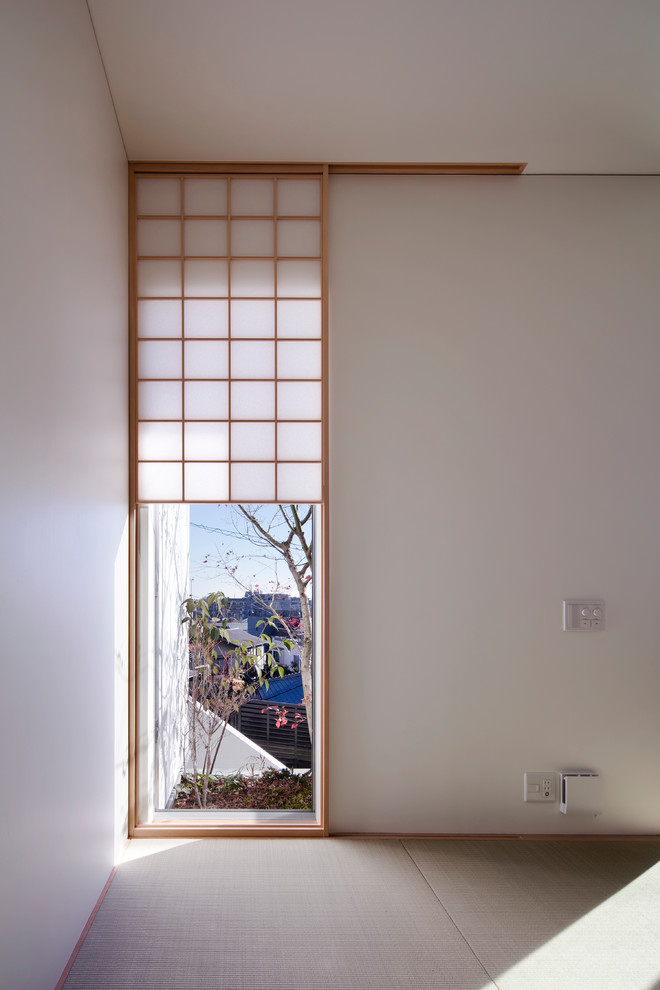 Ispirazione per un piccolo soggiorno minimalista chiuso con sala giochi, pareti bianche, pavimento in tatami e nessun camino