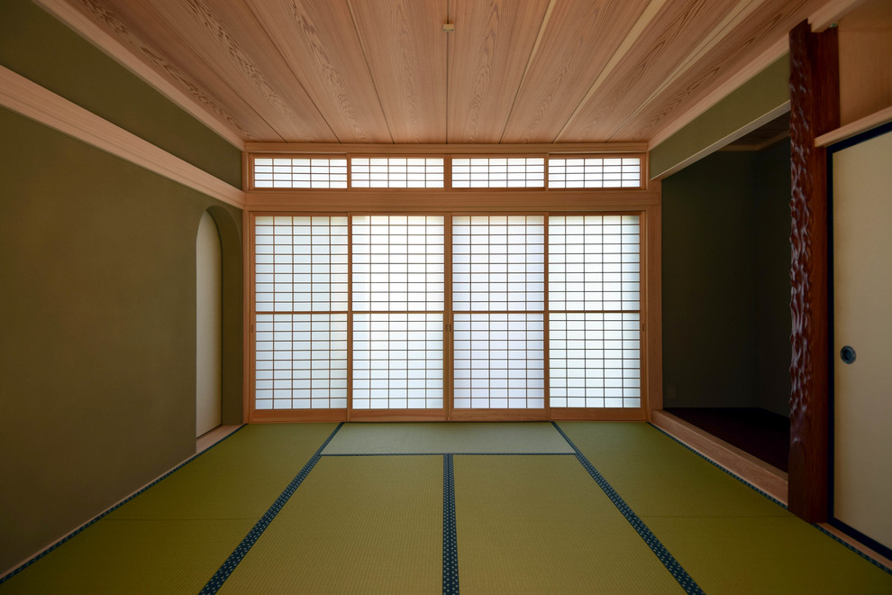 Inspiration pour une grande salle de séjour asiatique avec un mur vert, un sol de tatami et un sol vert.