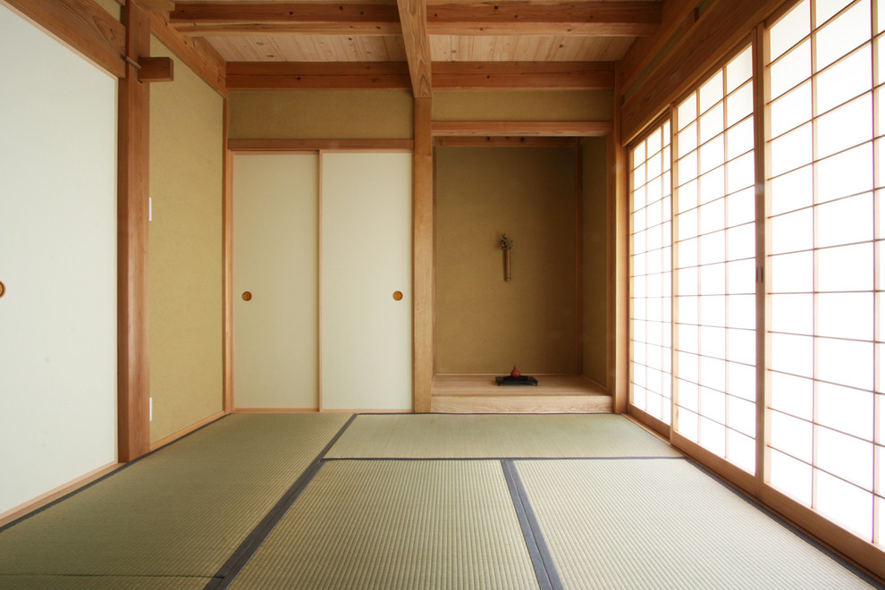 Asiatisches Wohnzimmer mit brauner Wandfarbe, Tatami-Boden und grünem Boden in Tokio Peripherie