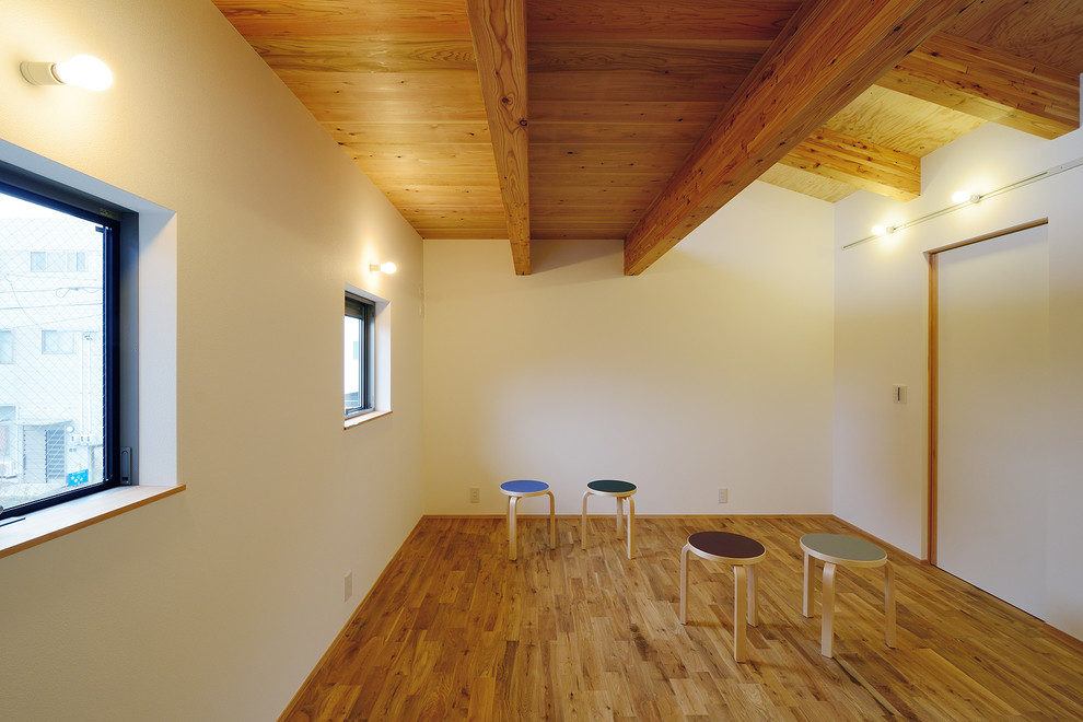 Cette photo montre une petite chambre d'enfant de 4 à 10 ans scandinave avec un mur blanc, un sol en bois brun, un sol beige, un plafond en bois et du papier peint.