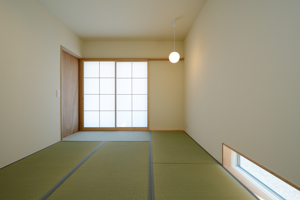Mittelgroßes, Abgetrenntes Asiatisches Wohnzimmer ohne Kamin mit weißer Wandfarbe, Tatami-Boden, grünem Boden, freistehendem TV, Tapetendecke und Tapetenwänden in Sonstige
