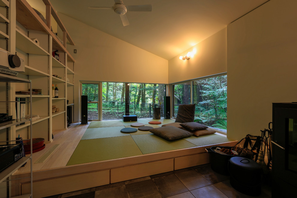 Diseño de sala de estar de estilo zen con paredes blancas, tatami y suelo verde