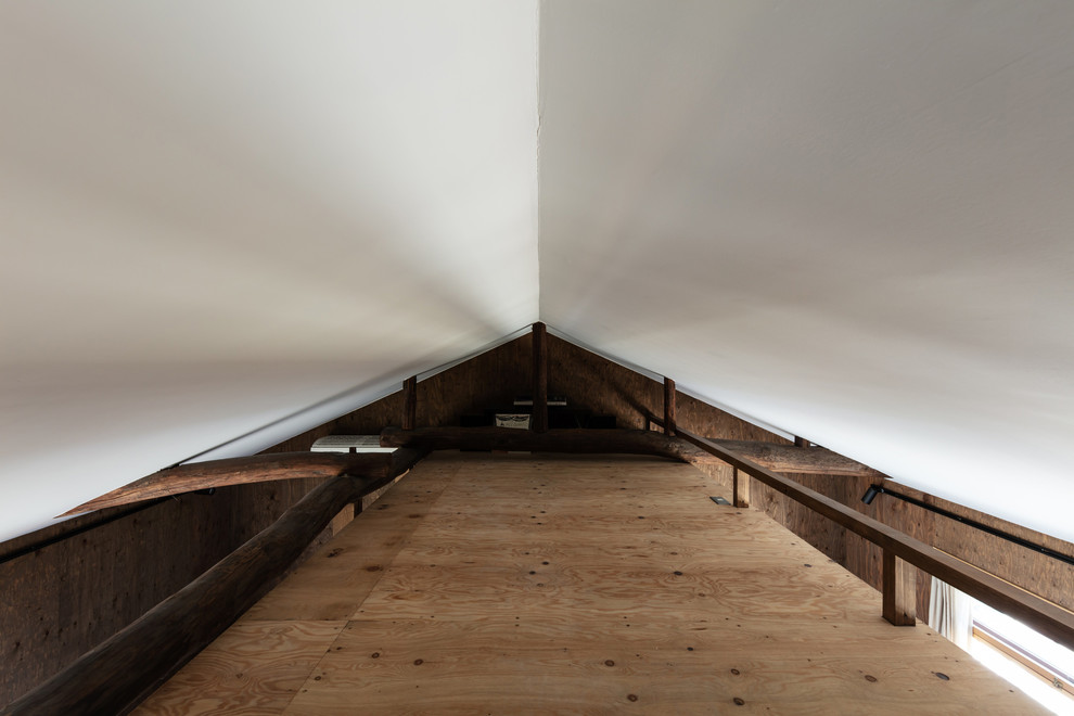 Immagine di un soggiorno minimalista di medie dimensioni e stile loft con pareti bianche, pavimento in compensato e pavimento marrone