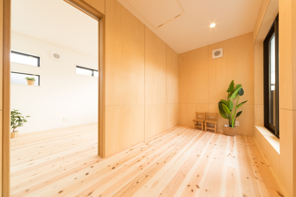 Idées déco pour une petite salle de séjour romantique en bois avec un mur beige, parquet clair, un sol beige et un plafond en papier peint.
