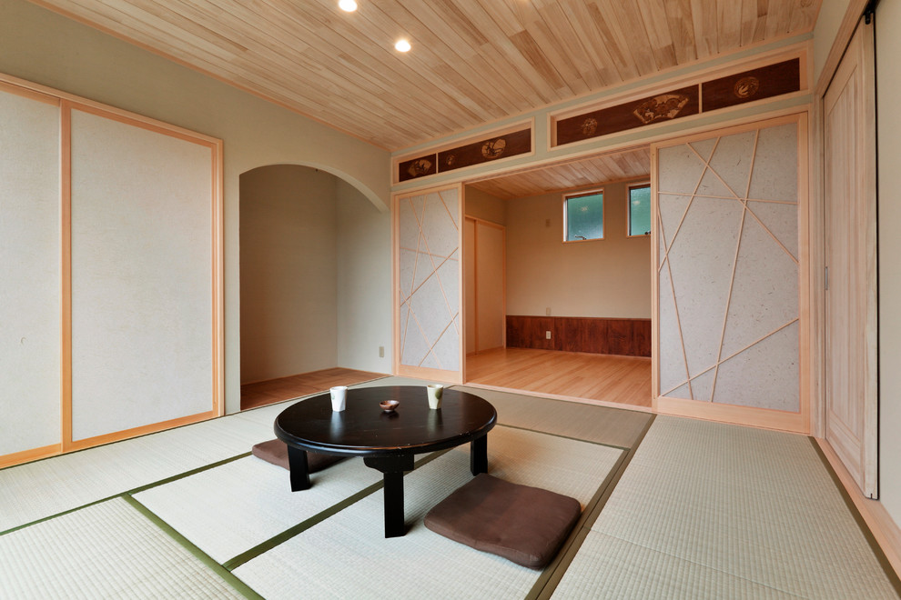 Idee per un soggiorno minimalista chiuso con pareti beige, pavimento in tatami e pavimento verde