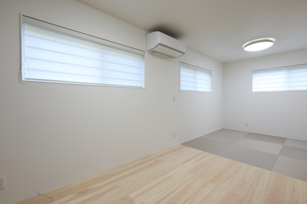 Идея дизайна: изолированная комната для игр среднего размера в стиле модернизм с белыми стенами, татами и серым полом без телевизора